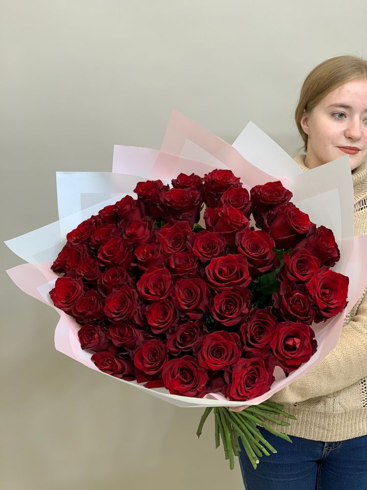 Букет 45 красных роз Эквадор 50см в пленке