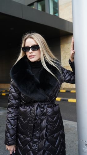 Черный длинный стеганый пуховик с меховым воротником
