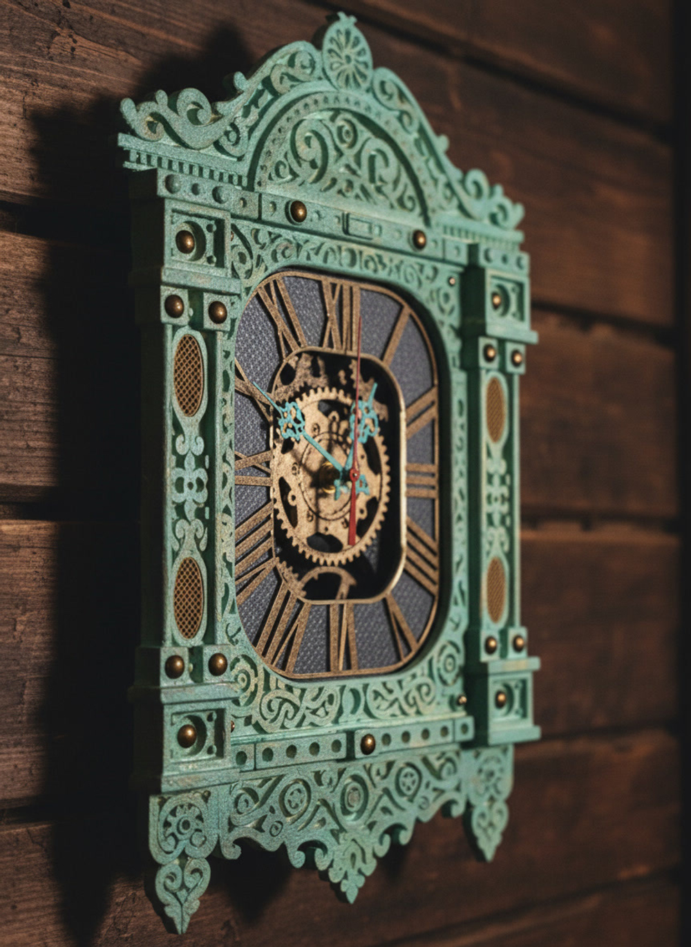Мятные часы-наличник WOODandROOT с резным орнаментом, снятые в боковом ракурсе на фоне деревянной стены в тёплом рассеянном свете.