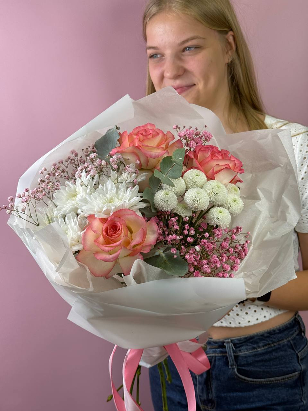 Букет с французскими розами и белыми хризантемами