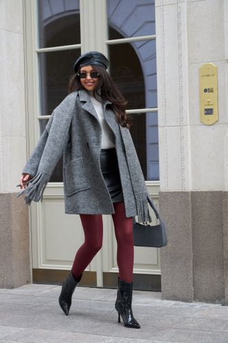 Укороченное пальто с шарфом в сером цвете