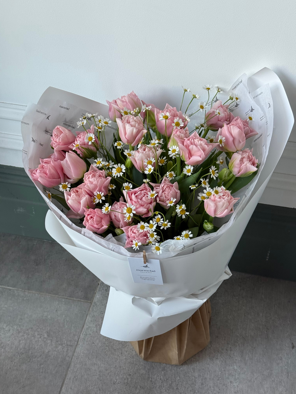 Букет из 25 розовых пионовидных тюльпанов и ромашки
