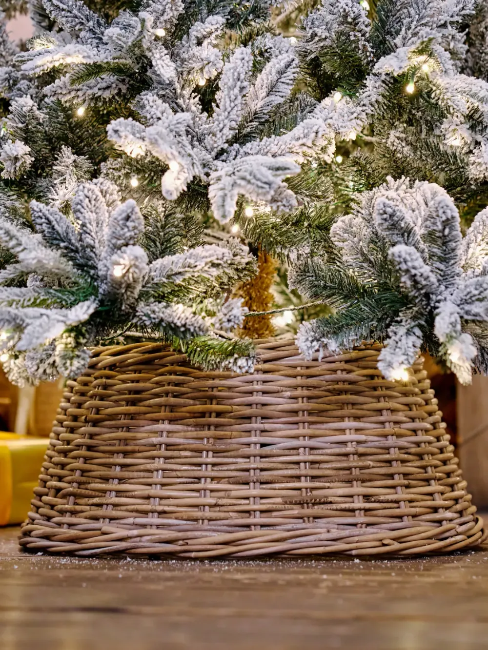 Заснеженная елка с гирляндой встроенной «Saint Paul» (Литая+пвх) 270 см / 2,7 м