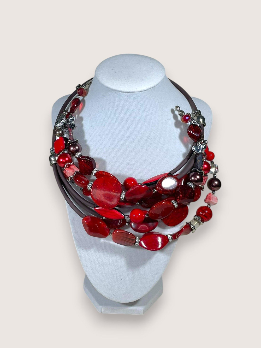 Колье из бусин на проволоке с памятью