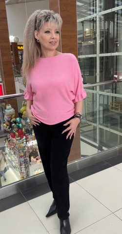 Розовый джемпер с рюшей по рукавам