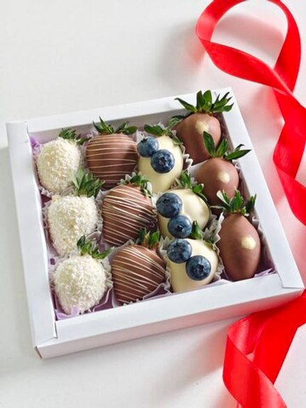 Клубника в шоколаде с декором из голубики