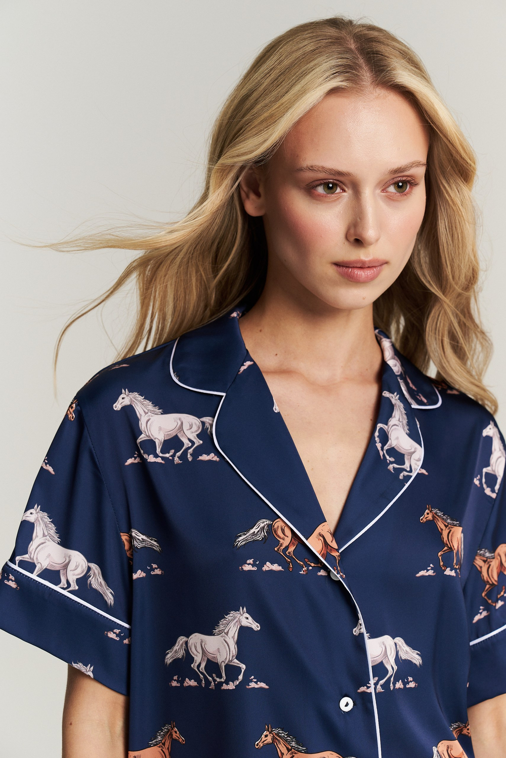 Шелковая блуза с кантом - лошади