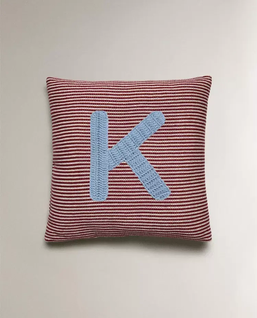 ZARA HOME ДЕТСКАЯ ПОДУШКА С ВЫШИВКОЙ В ВИДЕ БУКВЫ "К", КРАСНЫЙ
