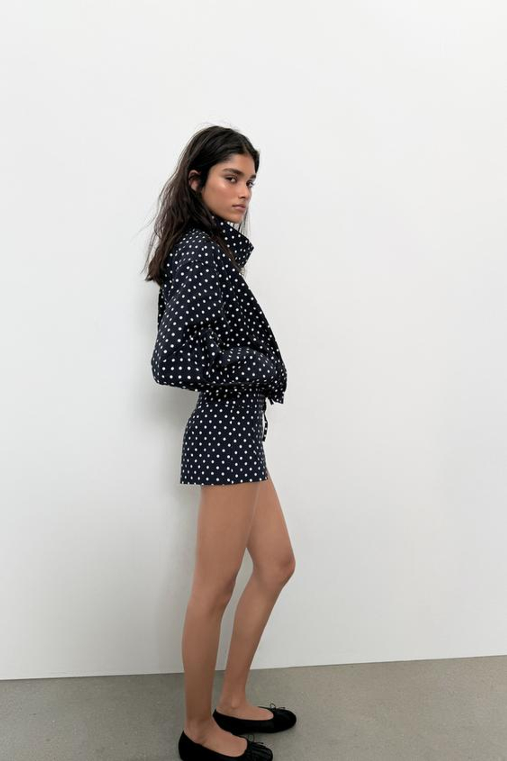 ZARA МИНИ-ШОРТЫ С КАРМАНАМИ, СИНИЙ/БЕЛЫЙ