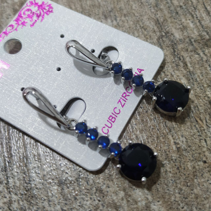 Серьги на англ.заст. Cubic Zirconia подвеска круг 4 кристалла цвет синий металл серебристый