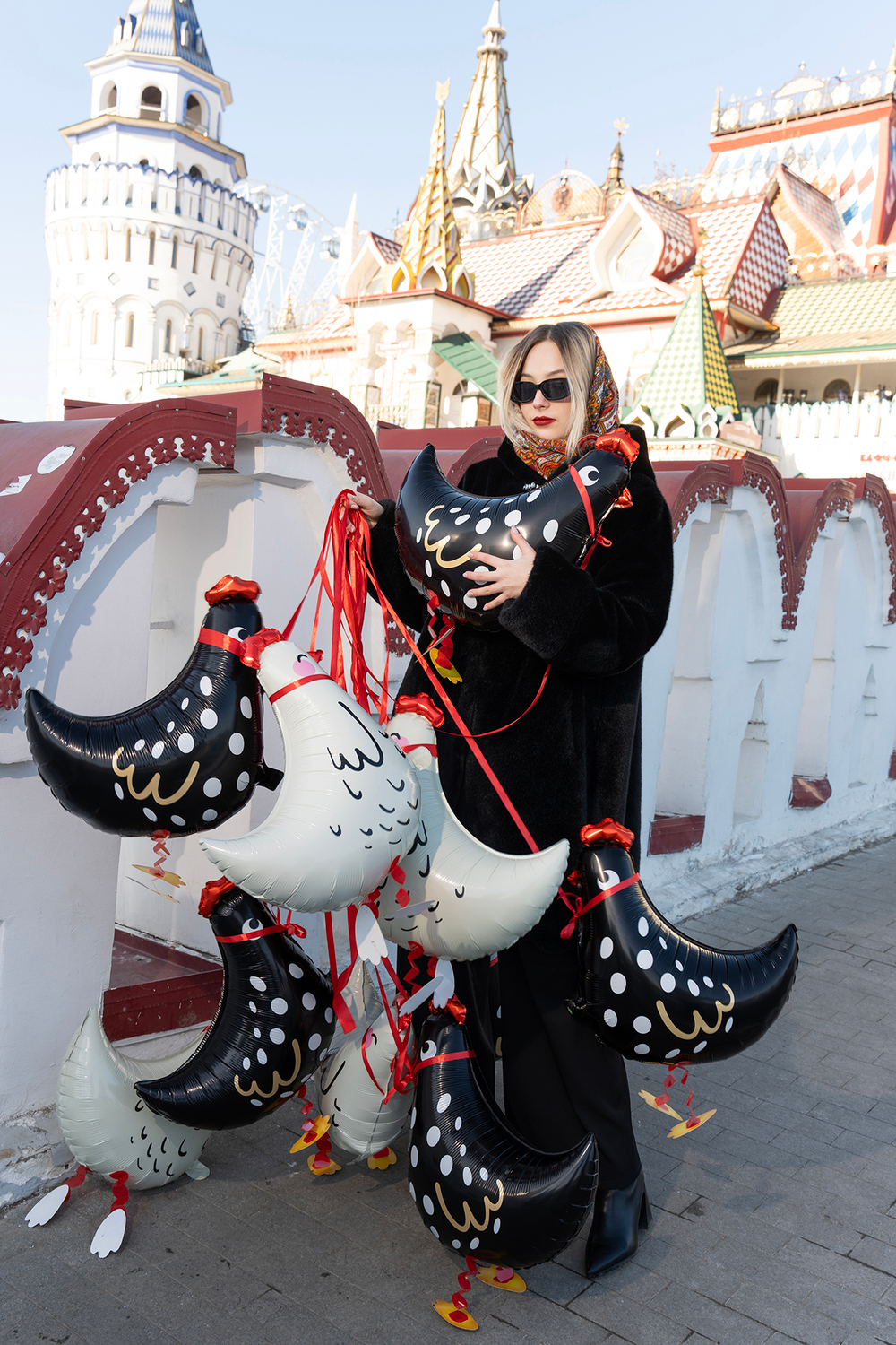 Ходячая Фигура Чёрная курица (23''/58 см)