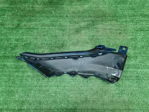 Накладка переднего бампера правая Audi Q8 (18-23)