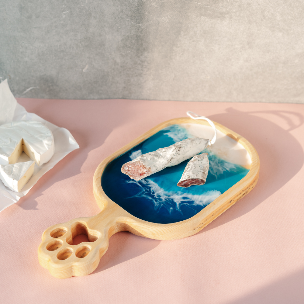 Деревянная доска из цельного куска древесины кедра с ручкой "лапкой" и эпоксидной смолой. RD79