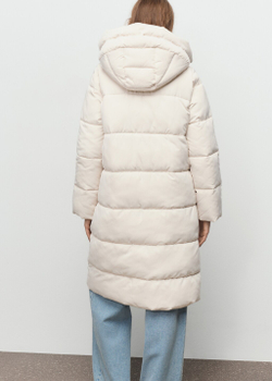 Длинная стеганая куртка с капюшоном