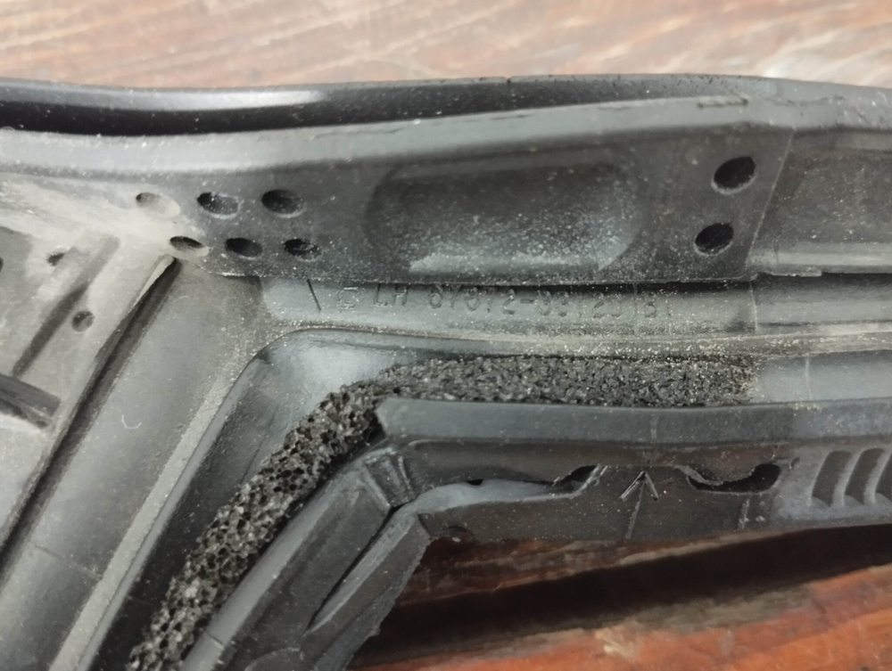 Уплотнитель двери задний левый Toyota Camry (XV70) 17-нв Б/У Оригинал 6787233120