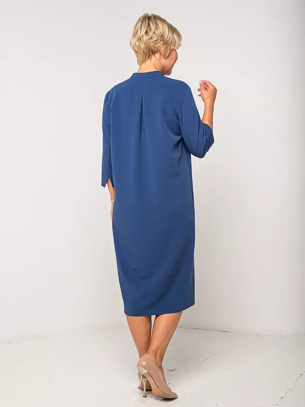 Платье-рубашка на кнопках миди с рукавом 3/4