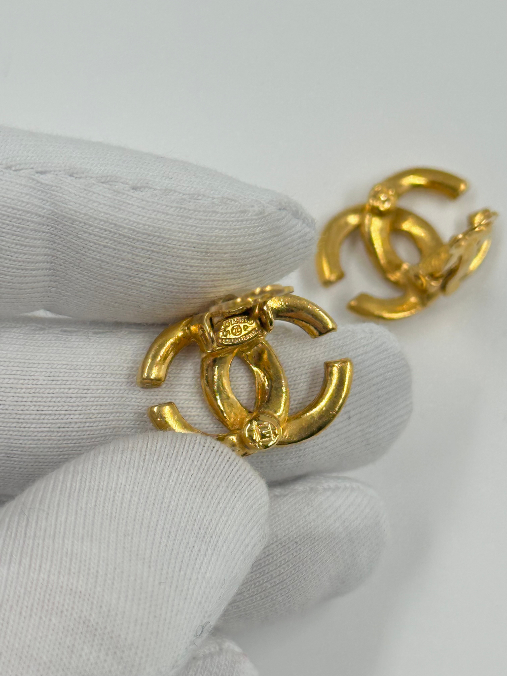 Миниатюрные клипсы в виде лого Chanel