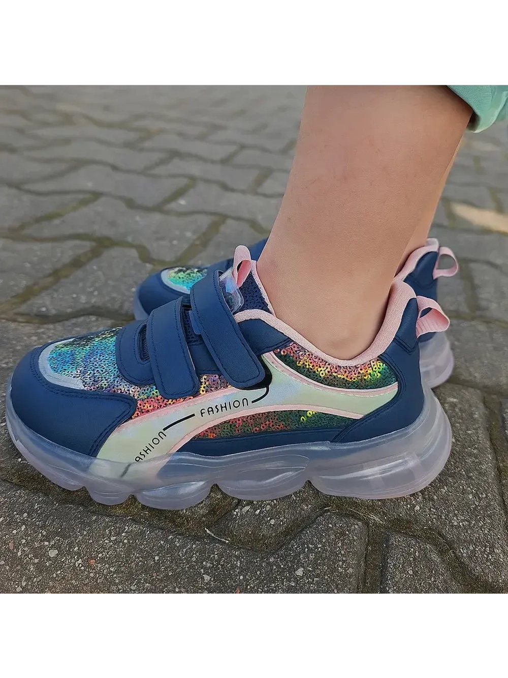 Кроссовки для девочки светящиеся подошва