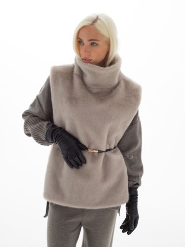 Серая манишка из эко-меха с поясом