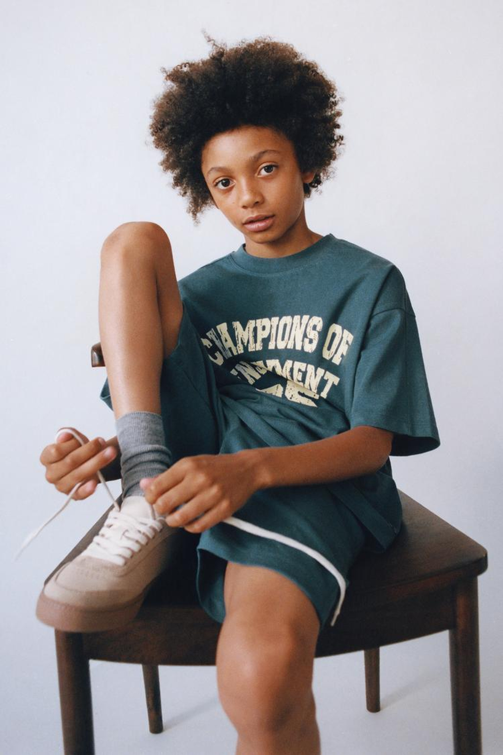 ZARA КОМПЛЕКТ ИЗ ФУТБОЛКИ И ШОРТОВ-БЕРМУДОВ, ЯРКО-СИНИЙ