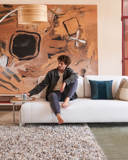 Compo 3-х местный диван из бежевой синели и серого металла с большим подносом 232 см