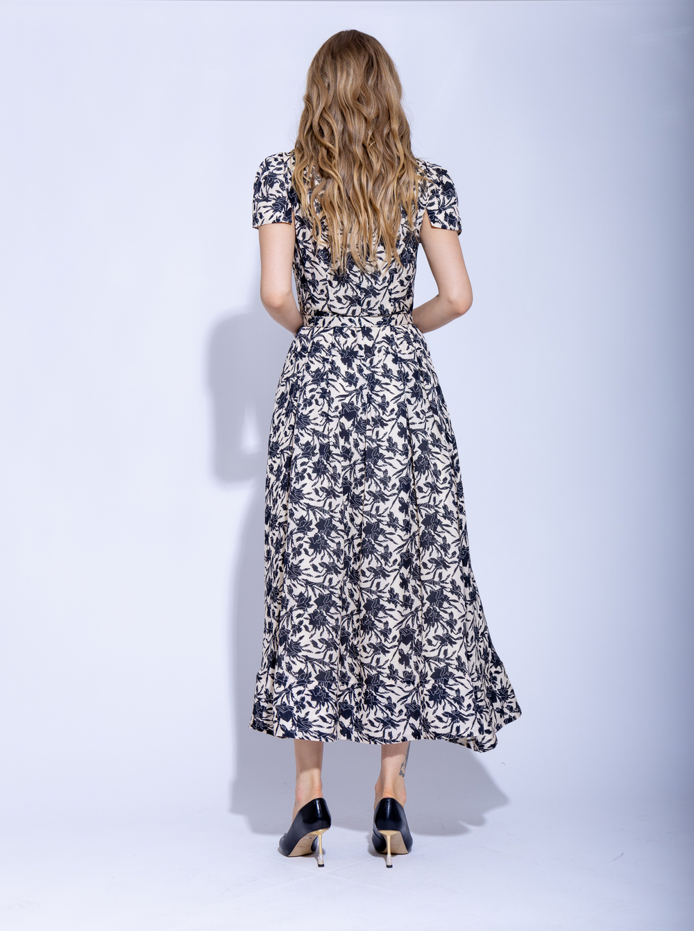 Женское чёрно-бежевое платье миди на молнии