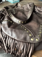Женская сумка из натуральной вареной кожи с бахромой и заклепками цвет brown