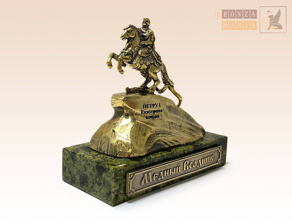 фигурка Медный всадник средний на змеевике (h - 60 мм)