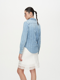 Голубая джинсовая рубашка с потертостями