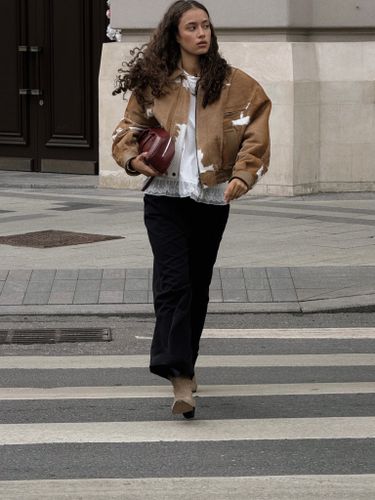 Укороченная кожаная куртка с коровьим принтом