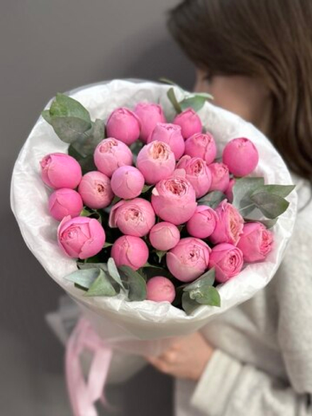 Букет из 5 кустовых роз "Силва Пинк" с веточками эвкалипта