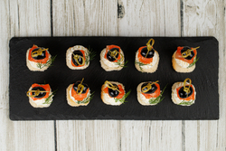 Канапе с лососем и творожным сыром с оливкой на пшеничном тосте