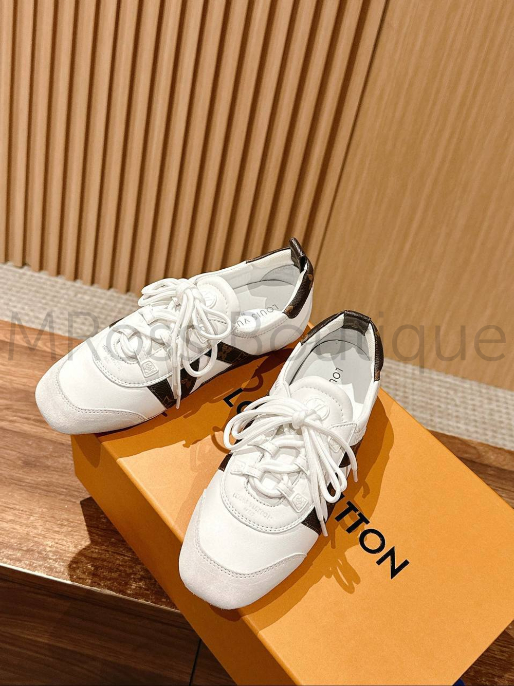 Женские кроссовки Louis Vuitton Sneakerina белого цвета с инициалами