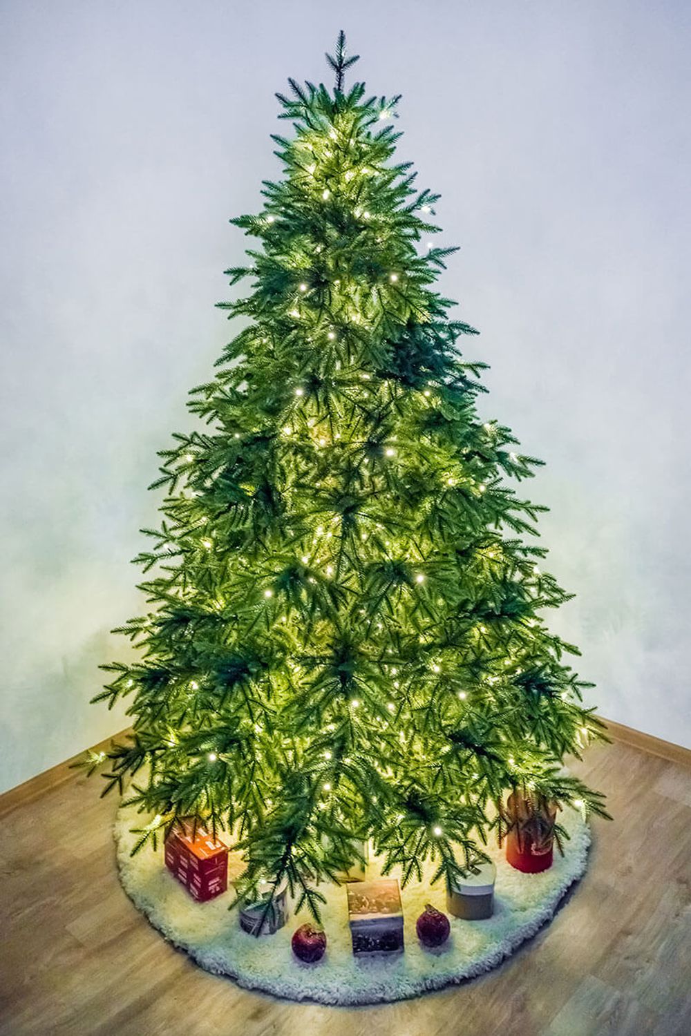 Елка с гирляндой встроенной «Престиж» (Литая хвоя) 215 см / 2,1 м