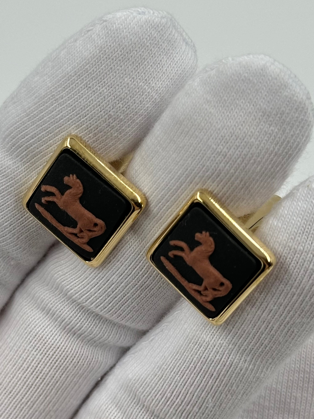Запонки Wedgwood чёрные с лошадью