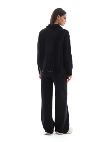 Вязаный костюм с вышивкой в черном цвете