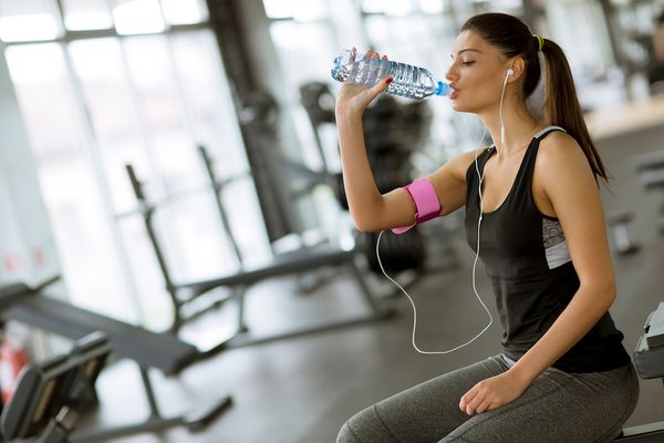 Можно ли пить воду во время тренировок: мифы и реальность⁣⁣⠀