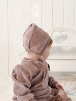 Велюровая шапочка на завязках Mjölk Desert Rose