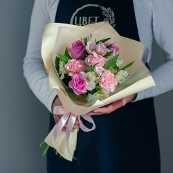 Сборный букет с кенийской розой и диантусами