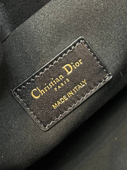 Сумка-тоут Dior Essentials среднего формата