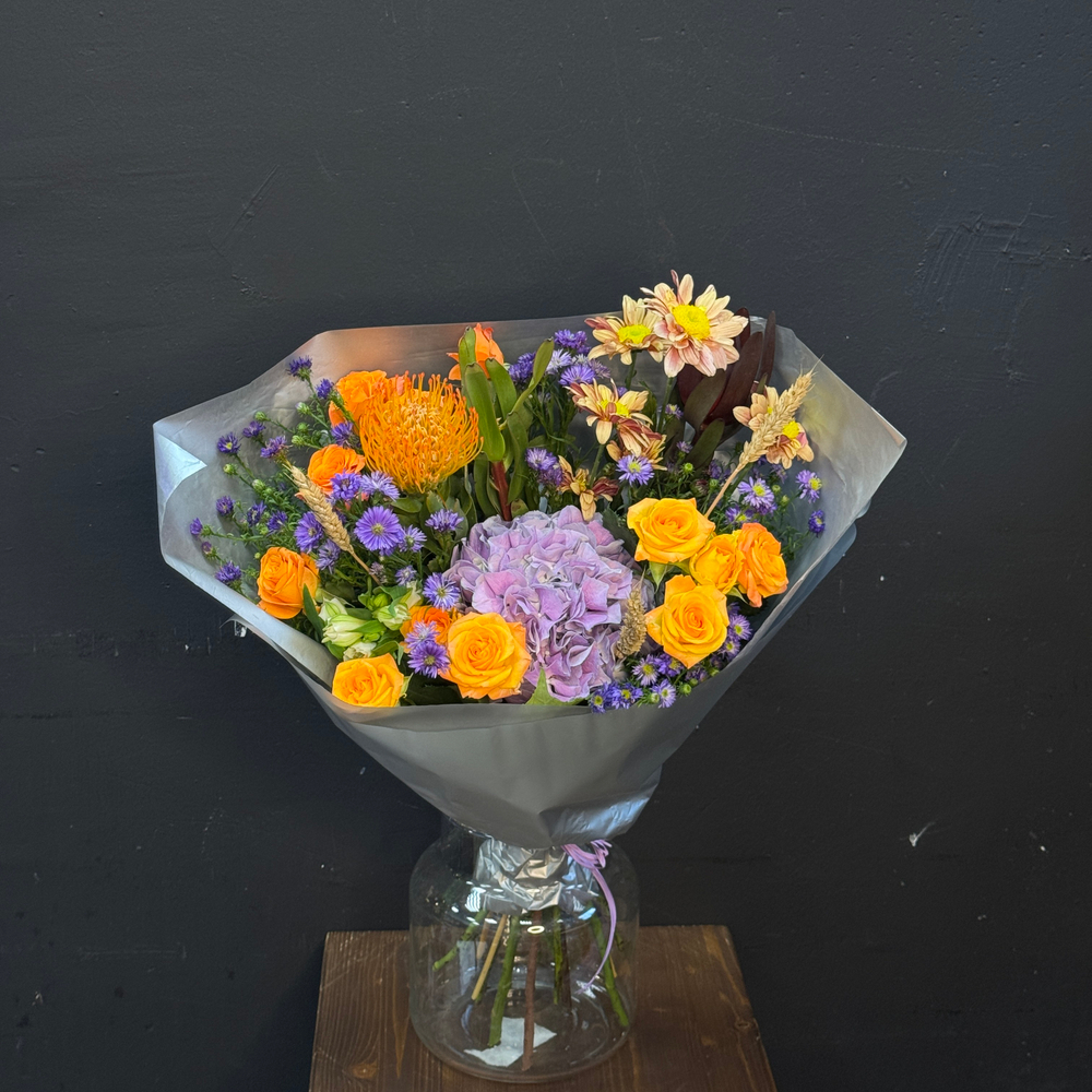 Букет из гортензии, кустовых роз и нутана с кустовыми астрами