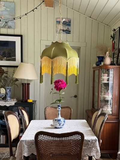 Элегантный винтажный светильник в зеленом бархатном абажуре