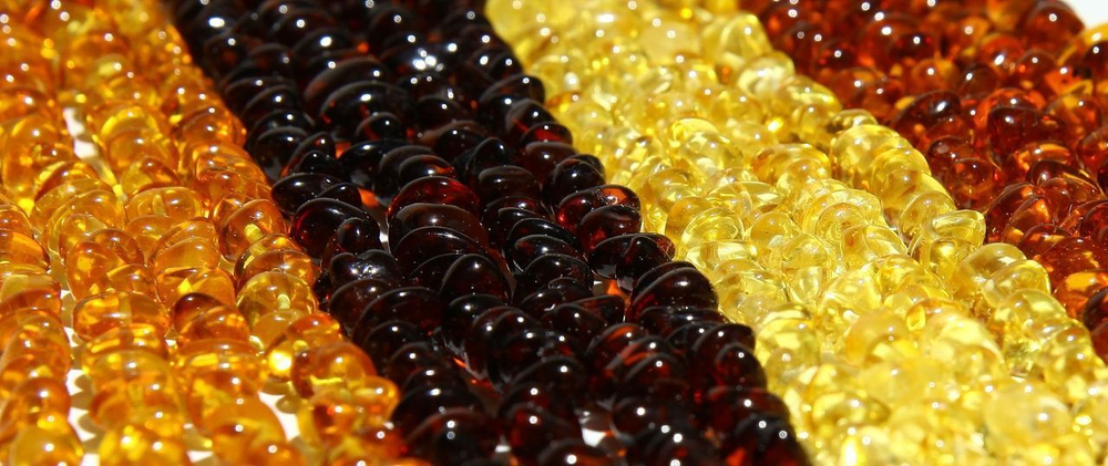 Длинные бусы из зеленого янтаря натуральные женские, длина 150 см.