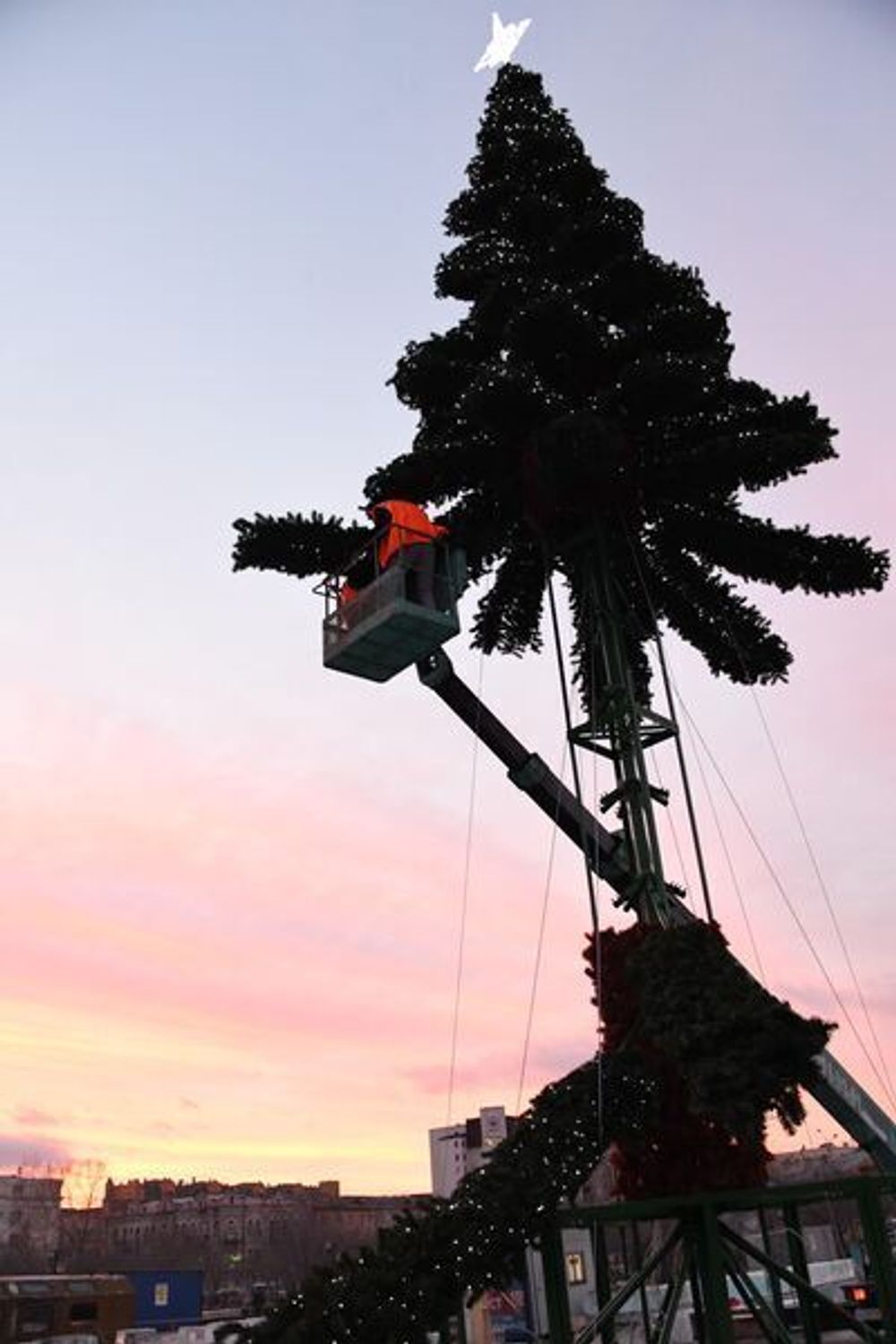Светодинамическая елка ствольная - встроенная гирлянда: Холодный свет - "Таежная" от 11 до 21 м