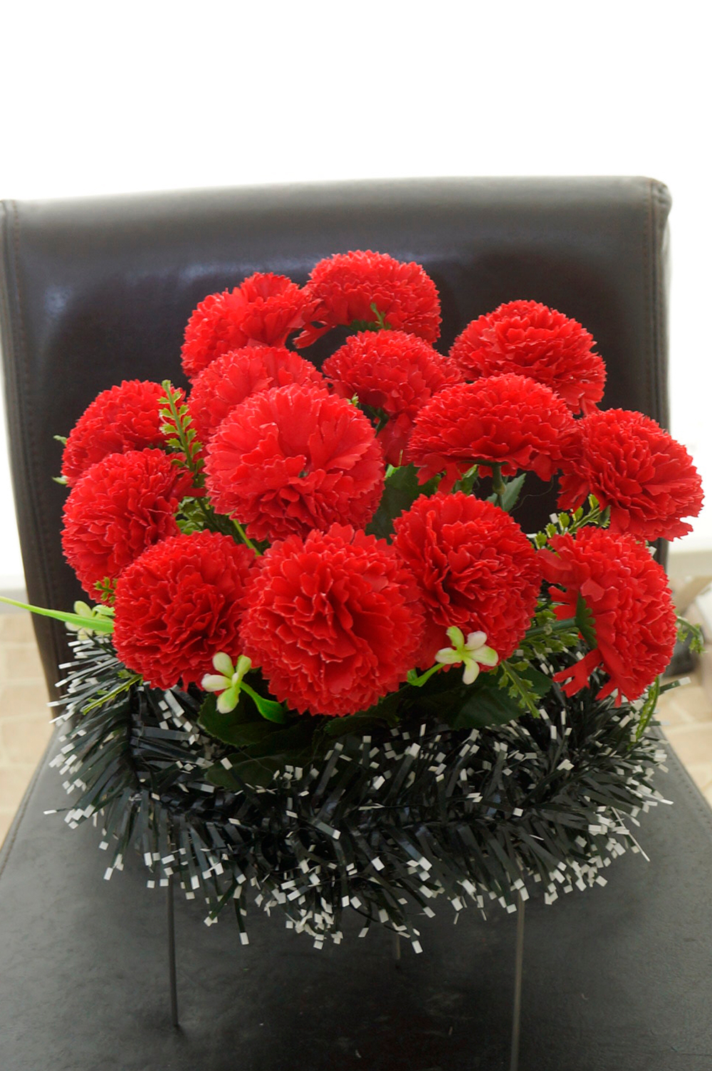 ритуальная полянка малая 14 красных гвоздик