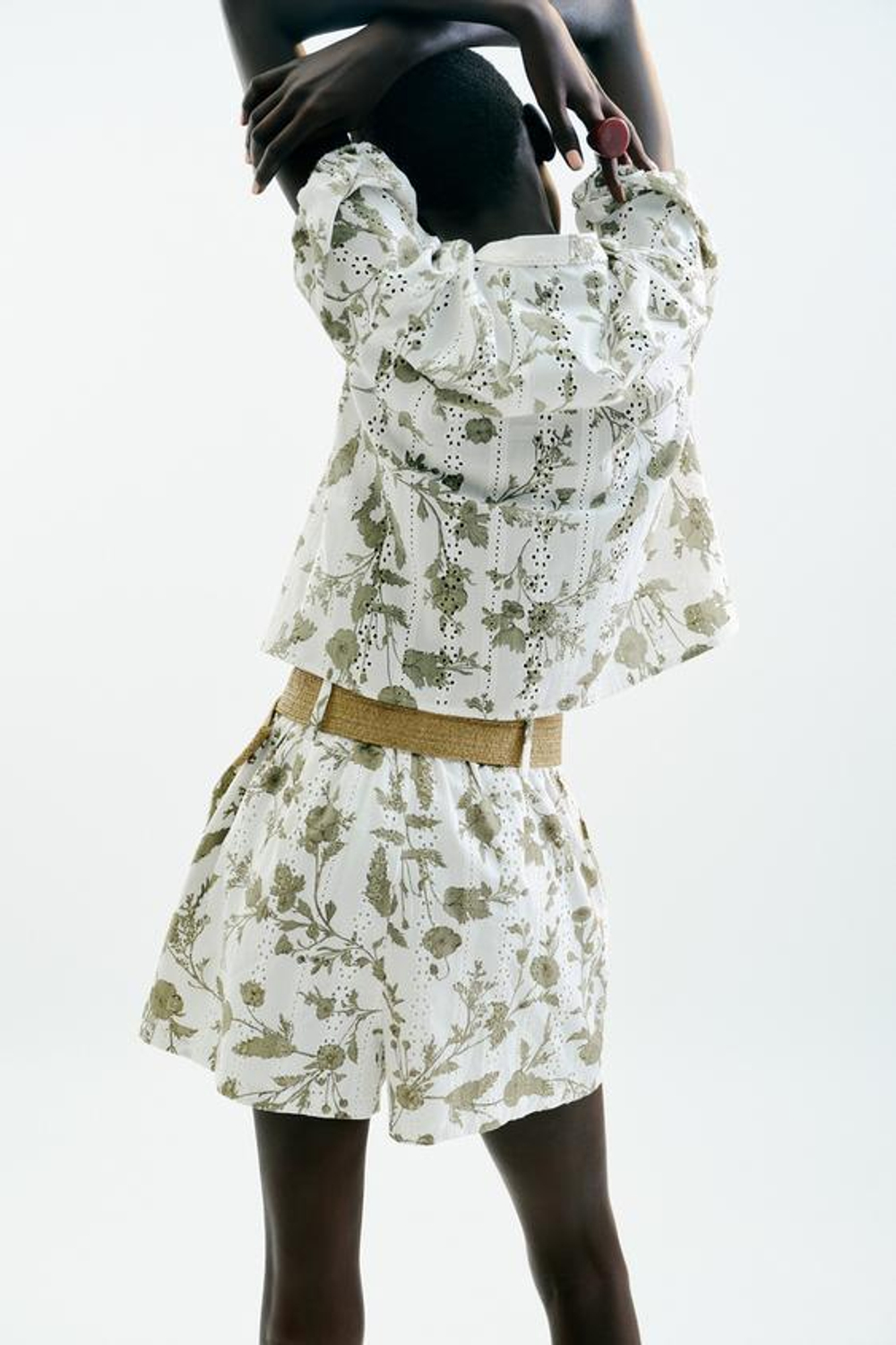 ZARA ШОРТЫ-БЕРМУДЫ С ВЫШИВКОЙ И ПЕРФОРАЦИЕЙ, БЕЛЫЙ/ХАКИ