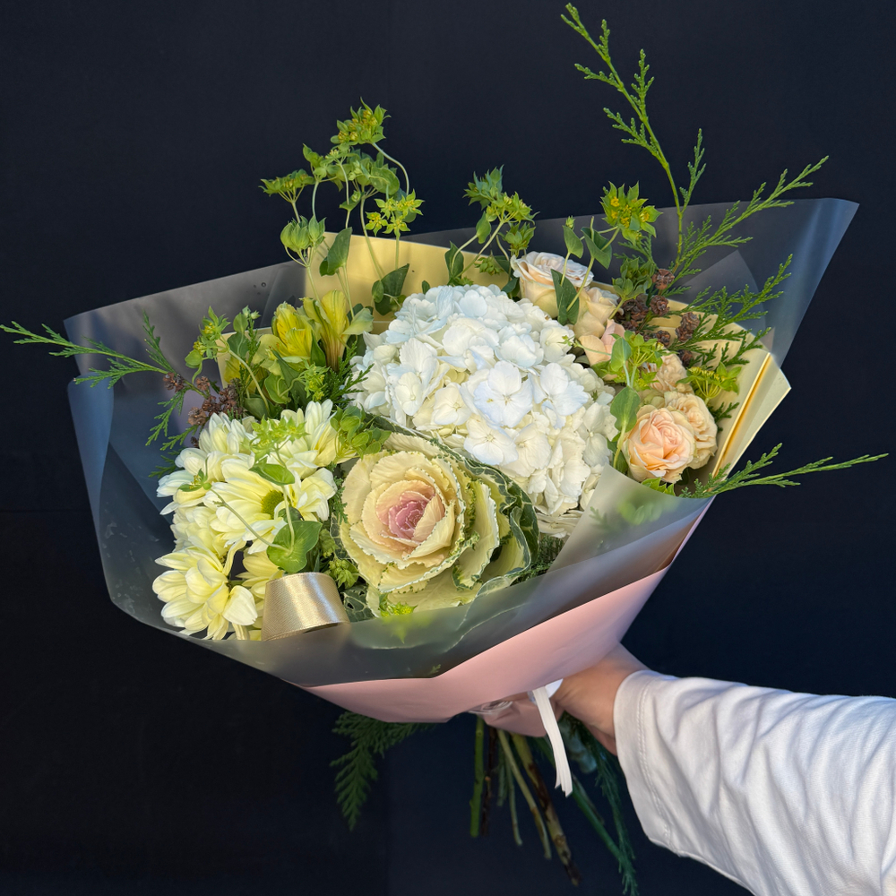 Букет из гортензии, хризантемы и брассики
