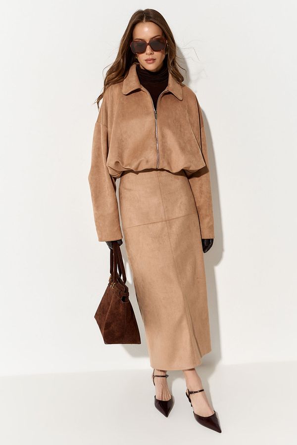 Куртка с защипами из экозамши цвета кэмел
