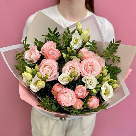 Букет из кустовой пионовидной розы, эустомы и зелени фисташки купить с доставкой