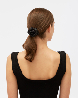 Резинка из черного шелка в форме розы